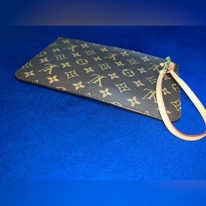 LOUIS VUITTON
Neverfull Monogram Canvas